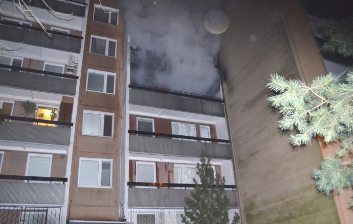 November 2016 – požiar v paneláku v bratislavskej Dúbravke vznikol na 3. poschodí, dym stúpal až po najvyššie 8. poschodie. Zabil dvoch ľudí. Foto – TASR