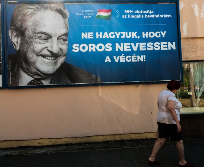 Bilbordová kampaň proti Georgeovi Sorosovi v Maďarsku. „Nedovoľme, aby sa nakoniec smial Soros!“ Foto – TASR