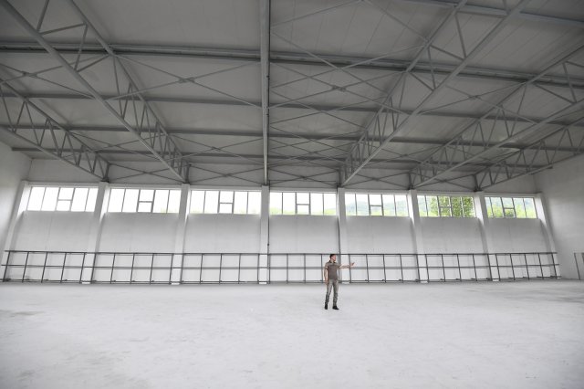 Starosta Domaniže v nedokončenej telocvični. Foto - tasr