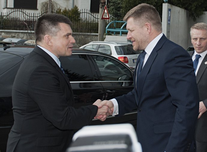 Minister školstva Peter Plavčan (vľavo) a premiér Robert Fico (vpravo). Foto – TASR