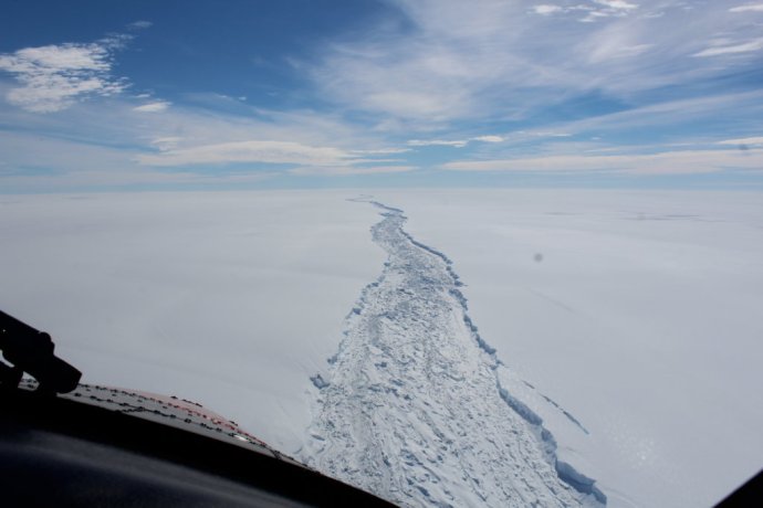 Ľadový šelf a jeho postupné popraskanie spôsobili úplné oddelenie od Antakrtídy. Ide o jeden z najväčších doteraz odlomených kusov ľadu. Foto - Tasr/Ap