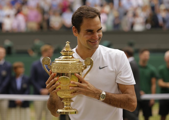 Švajčiarsky tenista Roger Federer s trofejou pre víťaza Wimbledonu. Iba on vyhral turnaj osemkrát. Foto – AP