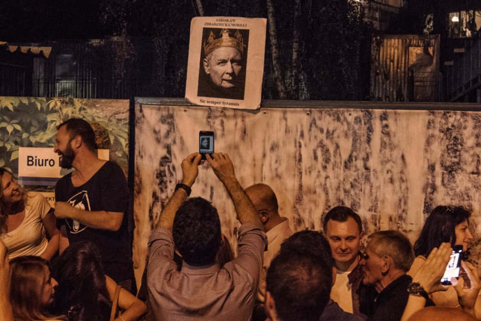 Mladej generácii Poliakov sa nepáči, akým smerom ťahá ich krajinu neformálny líder krajiny Jarosław Kaczyński. Foto – Tomáš Forró