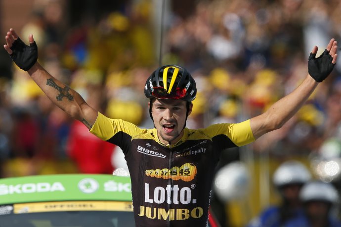 Primož Roglič oslavuje triumf v 17. etape Tour de France. Foto – AP/Peter Dejong