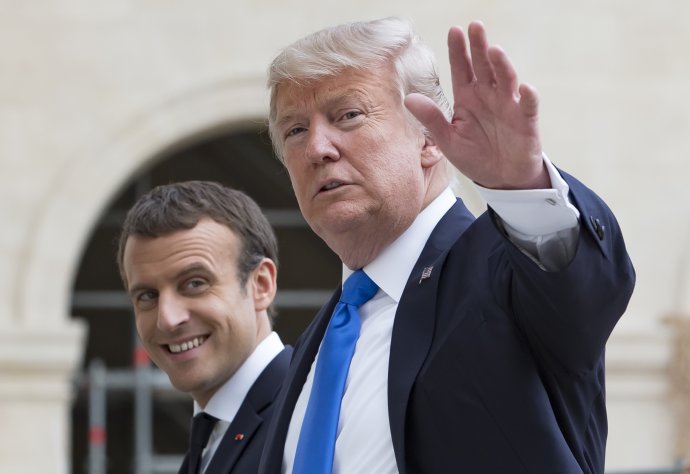 Emmanuel Macron a Donald Trump v Paríži. Foto – TASR/AP