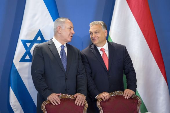Pre izraelského premiéra Benjamina Netanjahua je Viktor Orbán spojencom a tak mu ani neprekáža, že pod Orbánovým vedením antisemitizmus v Maďarsku posilňuje. Foto – TASR/AP
