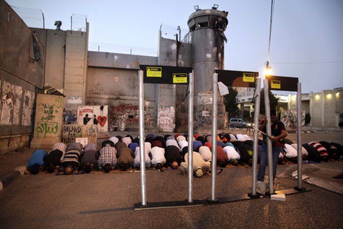Moslimovia odmietali chodiť na Chrámovú horu cez detektory. Foto – TASR/AP