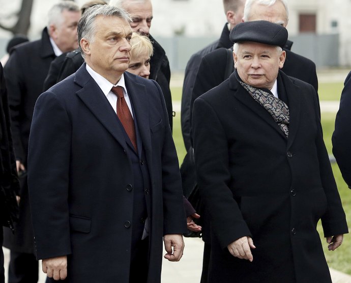 Viktor Orbán a jeho doterajší spojenec Jaroslaw Kaczynski. Foto – TASR/AP