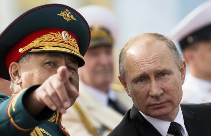 Vladimir Putin a jeho minister obrany Sergej Šojgu. Foto – TASR/AP