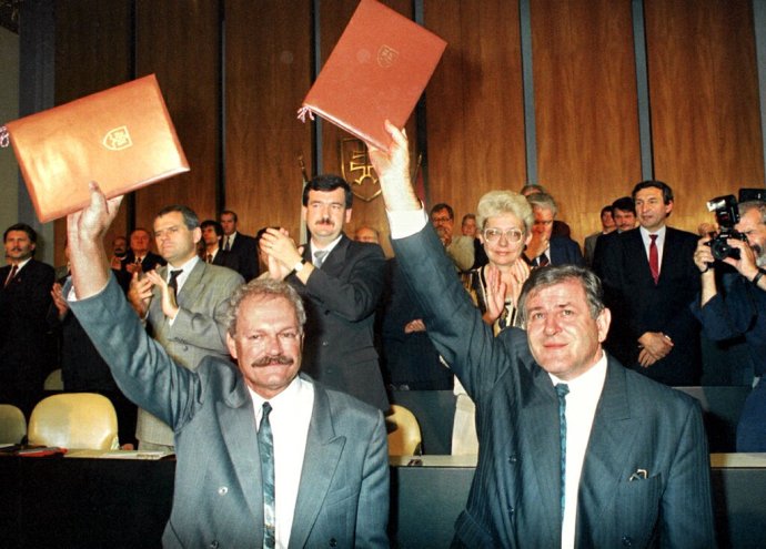 Hlavnými tvárami po hlasovaní boli Vladimír Mečiar a Ivan Gašparovič. Foto - TASR