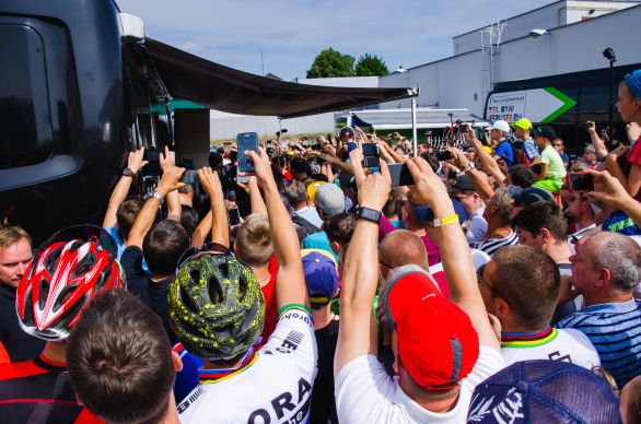 Fanúšikovia čakajú na Petra Sagana pred autobusom tímu Bora počas majstrovstiev Slovenska a Česka v Žiari nad Hronom. Foto N - Peter Kováč.