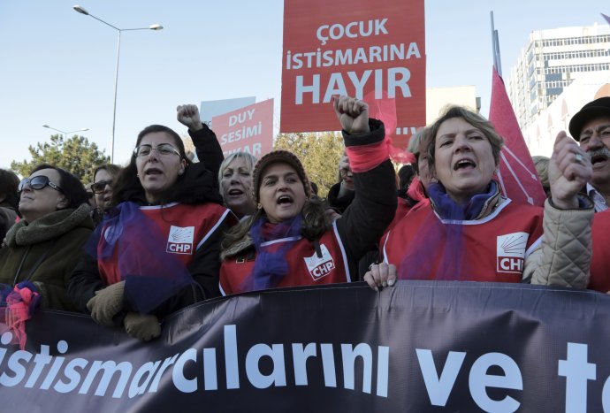 Turecké ženy protestujú proti návrhu zákona, ktorý by mužom usvedčených zo sexu s neplnoletými dievčatami umožnil vyviniť sa sobášom so svojou obeťou. Foto - TASR/AP