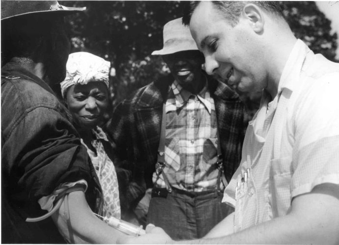 Lekár odoberá krv obyvateľovi alabamského Tuskegee. Foto – Wikimedia/cc