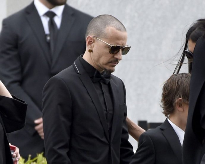 Bennington na pohrebe Chrisa Cornella v máji. Foto – TASR/AP