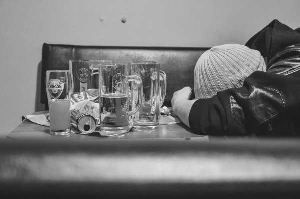 Ak by som chcel prestať piť, kamaráti by ma vysmiali. Mladých núkajú aj rodičia