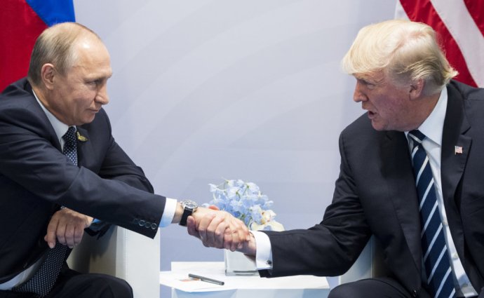 Trump a Putin sa prvýkrát stretli na samite G20 v Hamburgu. Foto – AP