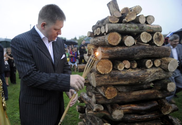 Robert Fico zapaľoval vatru zvrchovanosti aj v roku 2008 v Bánove v okrese Nové Zámky. foto - tasr