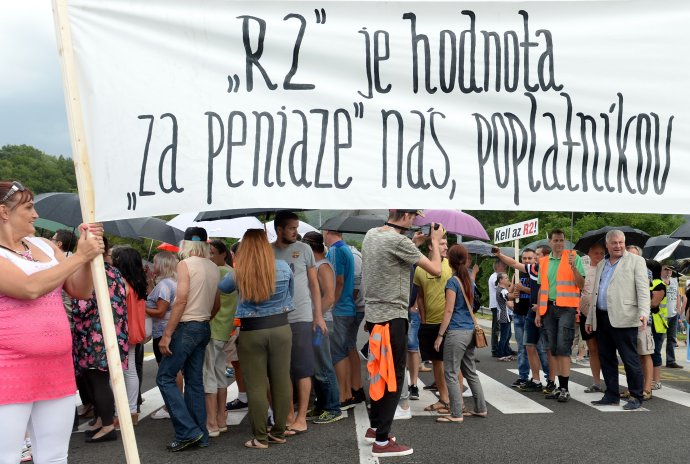 Protest a blokovanie dopravy pod horským priechodom Soroška. Foto – TASR