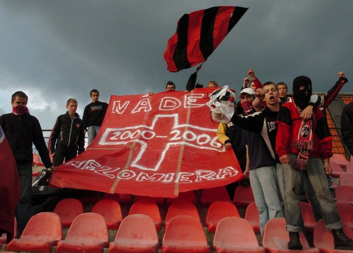 V sezóne 2005/2006 Matador Púchov vypadol z najvyššej súťaže. Fanúšikovia sa lúčili s transparentom „Nádej nezomiera“. Foto – TASR