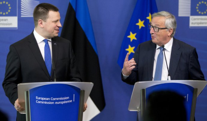 Estónsky premiér Jüri Ratas a predseda Európskej komisie Jean-Claude Juncker. FOTO - TASR/AP