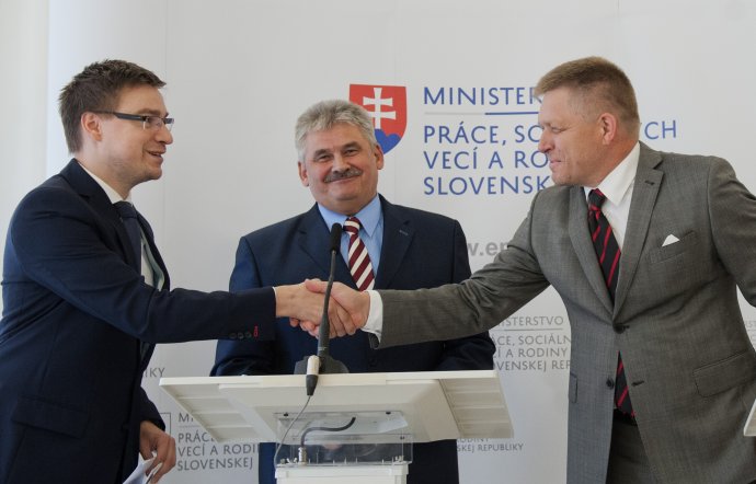 Šéf ústredia práce Marián Valentovič, minister Ján Richter a Robert Fico. Foto – TASR