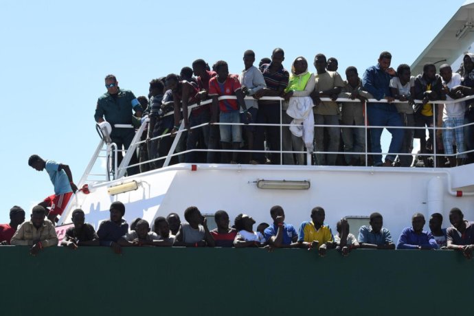 Migranti na španielskej lodi Rio Segura v talianskom prístave. Foto – AP