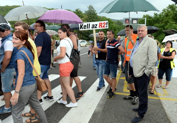 Protestná blokáda na Soroške v lete 2017. Vpravo minister dopravy Árpád Érsek. Foto – TASR
