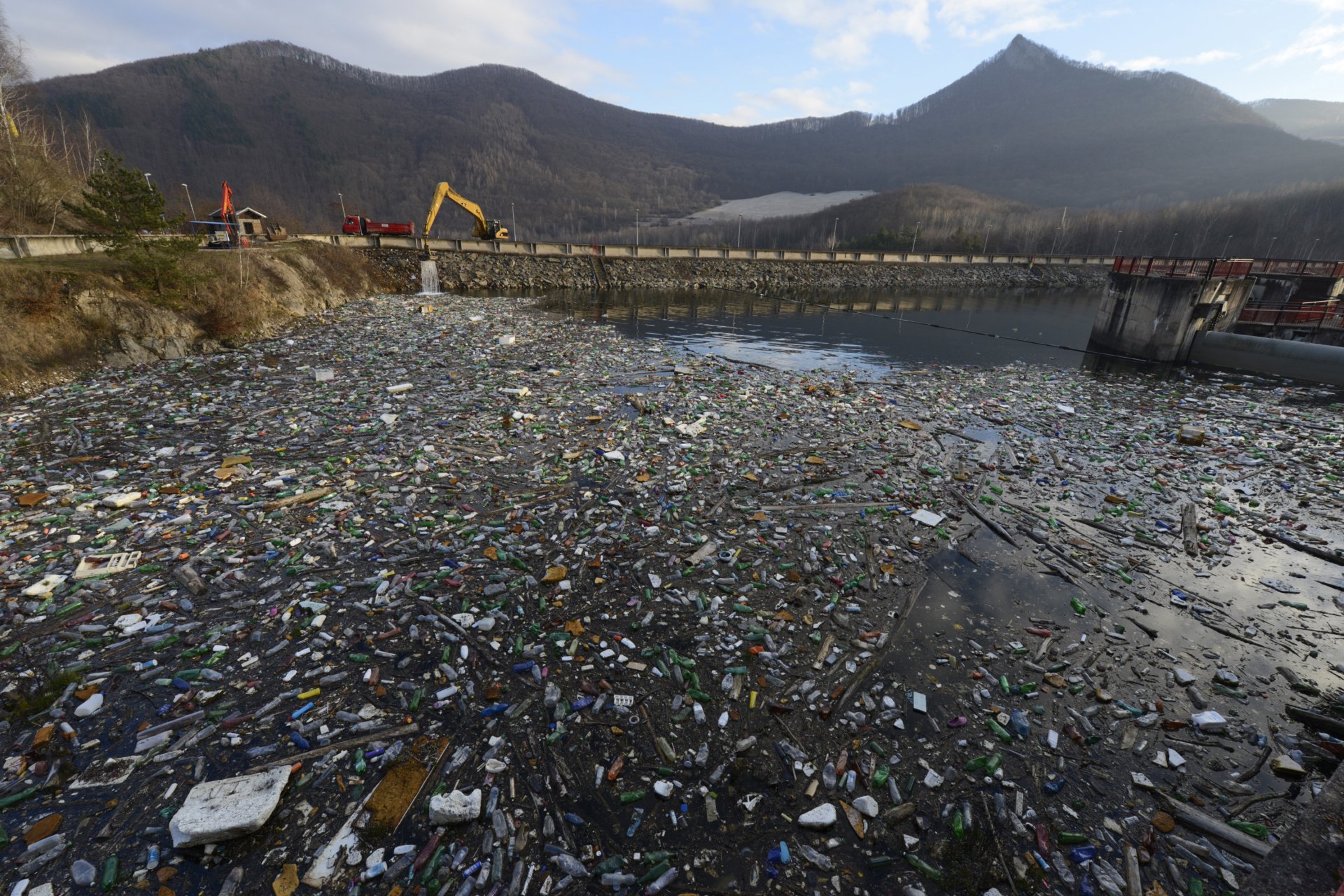 Vodná nádrž Ružín s naplavenými odpadkami. Foto - TASR