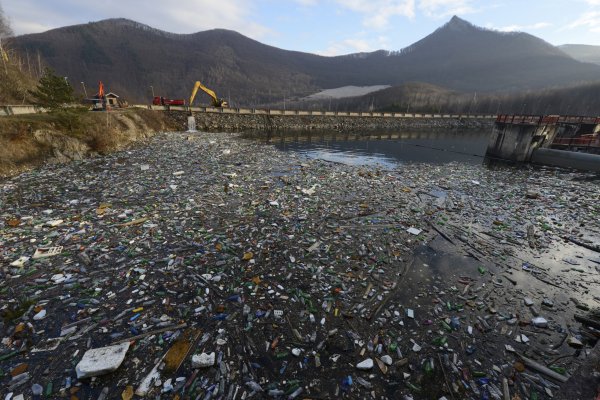 Plasty sú v&nbsp;riekach a&nbsp;oceánoch, dostali sa aj na naše taniere