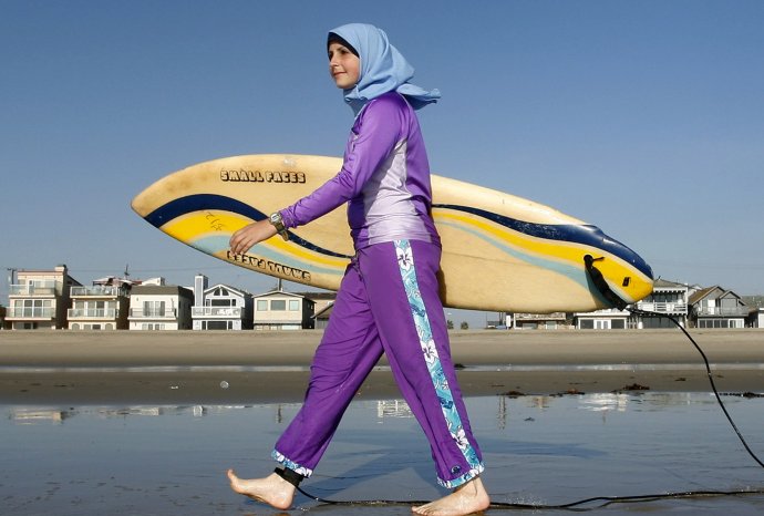 Žena v burkinách na kalifornskej pláži Newport Beach. Ilustračné foto – TASR