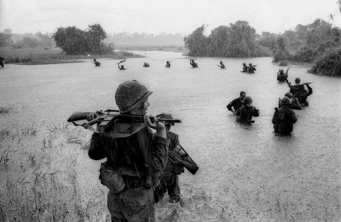 Americkí vojaci počas vojny vo Vietname. Foto - TASR/AP