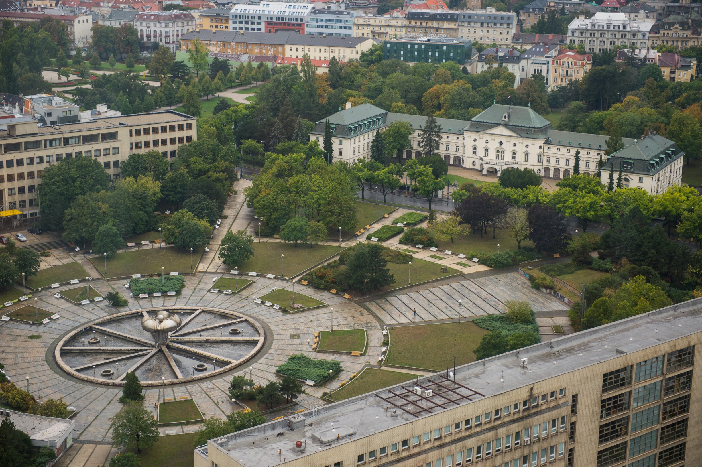 Provizórna obnova Námestia slobody má kritikov, po vyčistení sa hneď vrátili sprejeri