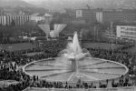 Fungujúca fontána Družba na bývalom Námestí Klementa Gottwalda v roku 1980. Foto – TASR