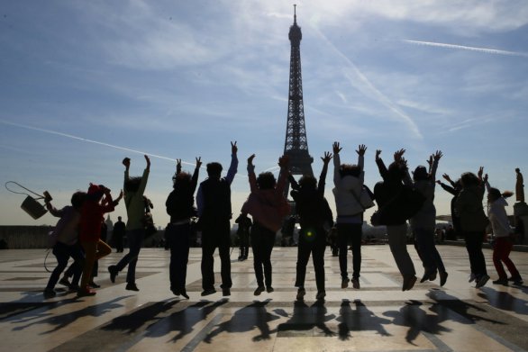 Turisti si robia spoločnú fotografiu na námestí Trocadéroe v Paríži pred Eiffelovou vežou. Foto – TASR/AP