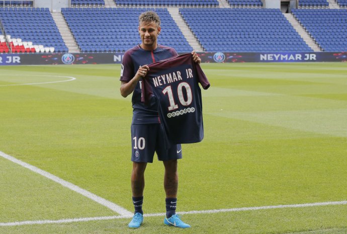 Neymar v roku 2017 prestúpil z Barcelony do PSG za 222 miliónov eur. Foto – TASR/AP