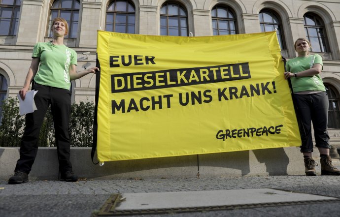 Pre váš dieselový karter chorľavieme, hlási transparent aktivistov z Greenpeace pred samitom, na ktorom sa stretli politici so zástupcami automobiliek. Foto – tasr/ap