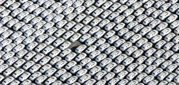 Novovyrobené autá nemeckej automobilky Volkswagen AG v Emdene. Foto – TASR/AP