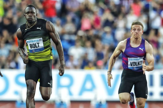 Usain Bolt šprintuje vedľa Slováka Jána Volka na Zlatej tretre v Ostrave. Foto – AP.