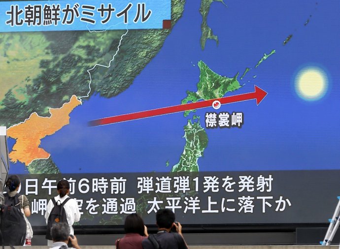 Japonská televízia oznamuje vypálenie rakety. Foto – TASR/AP