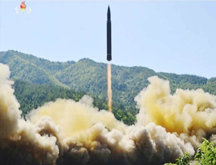Na snímke odpálenie balistickej rakety zo základne Banghjon v provincii Severný Pchjongan 4. júla 2017. Strela preletela za približne 37 minút asi 930 kilometrov a dopadla do Japonského mora. Foto – TASR/AP
