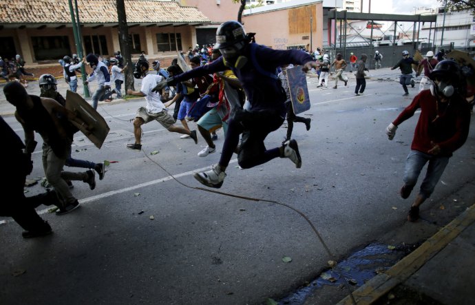 Venezuelská Národná garda naháňala minulý týždeň protivládnych demonštrantov. Foto – TASR/AP