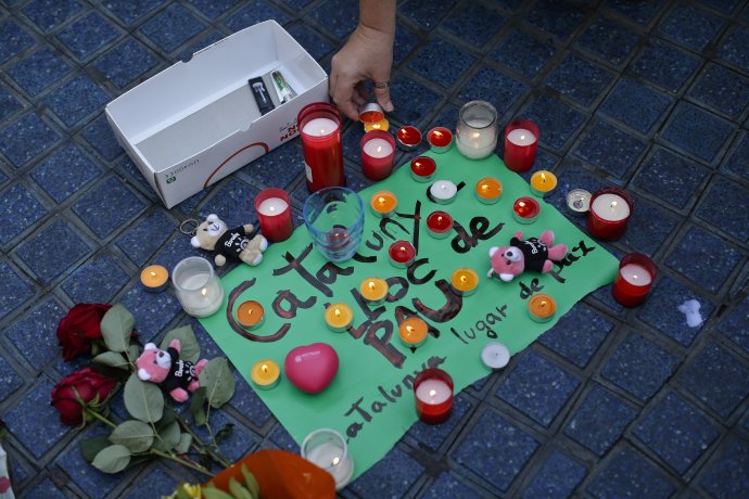 Katalánsko – miesto mieru. Spomienka na teroristický útok na bulvári Las Ramblas. Foto – TASR/AP