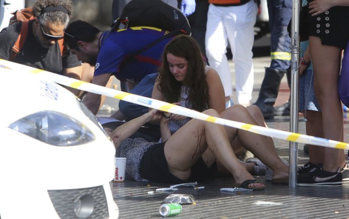 Zranení po teroristickom útoku na bulvári Las Ramblas v Barcelone. Foto – TASR/AP