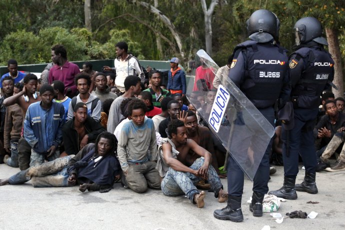Migranti po tom, čo ich vo februári zadržala polícia na hranici Ceuty a Maroka. Foto – TASR/AP