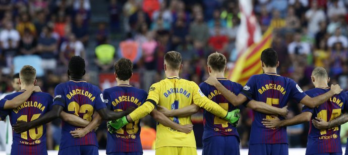Futbalisti FC Barcelona si pred zápasom uctili obete teroristického útoku. Foto - AP
