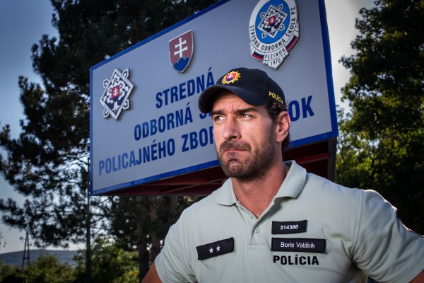 Mám 31 rokov, hral som v&nbsp;NHL, stále som mohol pekne zarábať. Radšej začnem kariéru v&nbsp;policajnom zbore