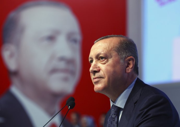 Recep Tayyip Erdogan 20. augusta rečnil v Istanbule a kritizoval Nemecko. Foto – AP