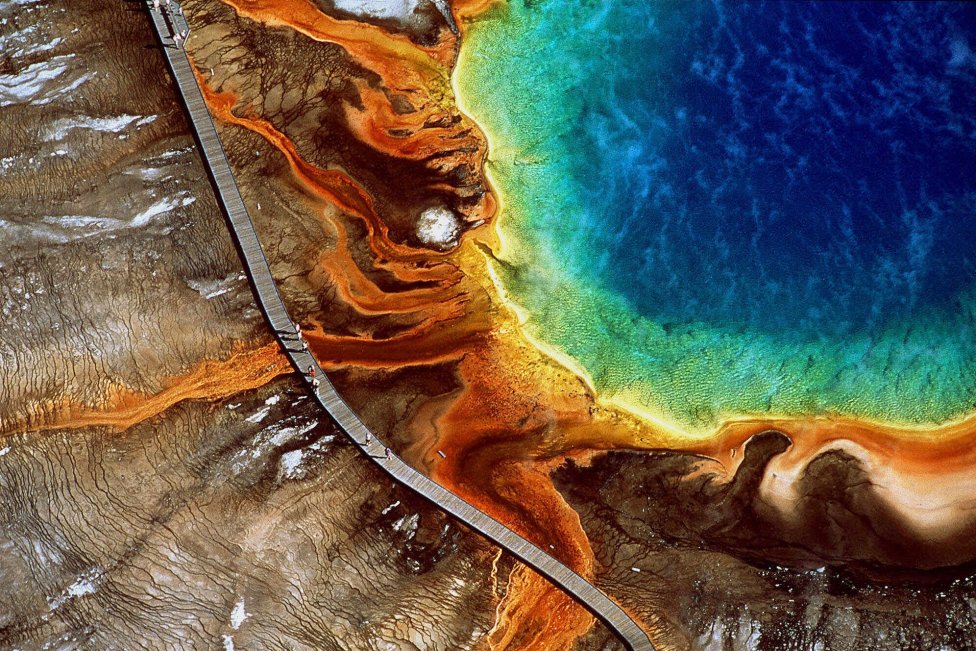 Grand Prismatic Spring v Yellowstonskom národnom parku je tretím najväčším horúcim prameňom na svete a najväčším v USA. Foto – TASR/AP