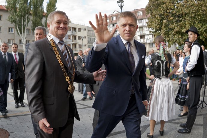Milan Belica a Robert Fico na výjazdovom zasadnutí vlády v Nitre v roku 2015. Foto – TASR