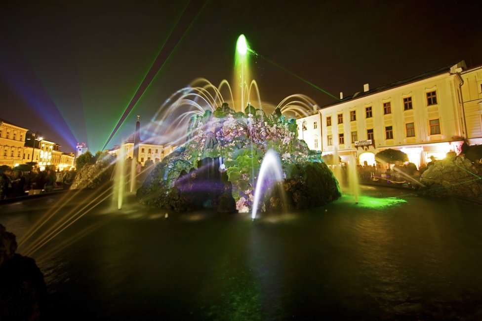 Pohľad na fontánu počas otvorenia Festivalu svetla a tieňa 2016 v Banskej Bystrici. Foto: bystricoviny